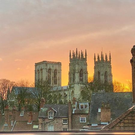Churchill Two Bedroom Apartments With Free Parking And The Minster View York Exteriér fotografie