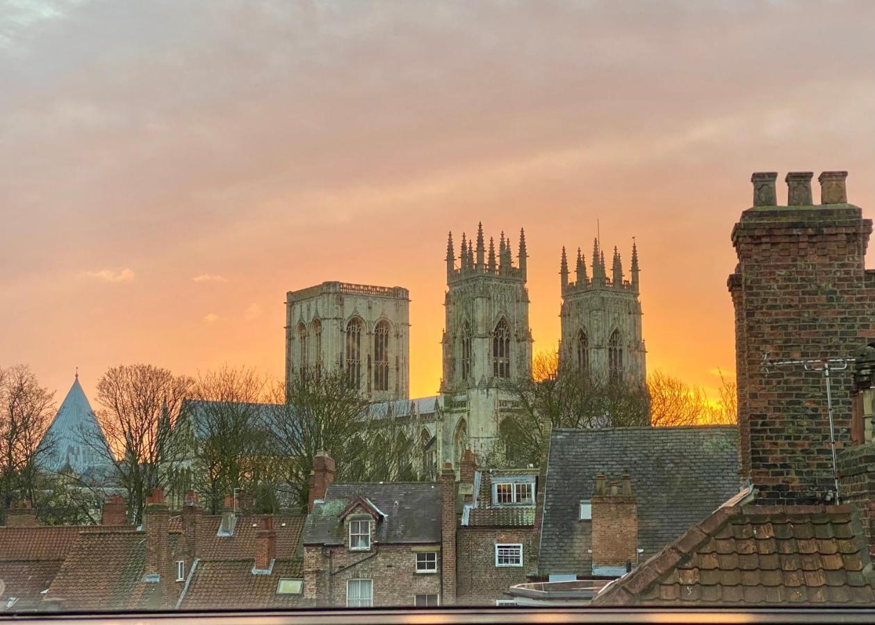 Churchill Two Bedroom Apartments With Free Parking And The Minster View York Exteriér fotografie